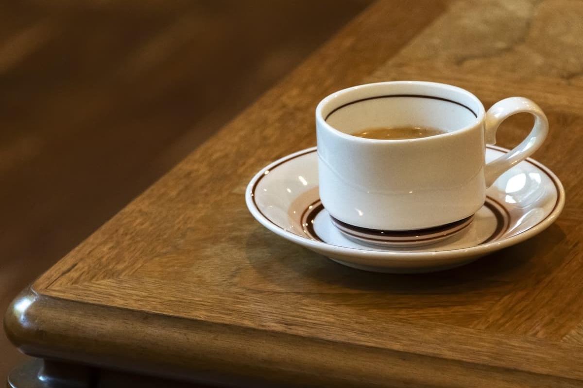 Free-Flow Coffee in Vintage Cups